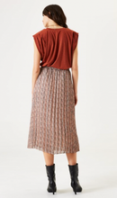 Load image into Gallery viewer, Garcia Plisse Skirt. S40121
